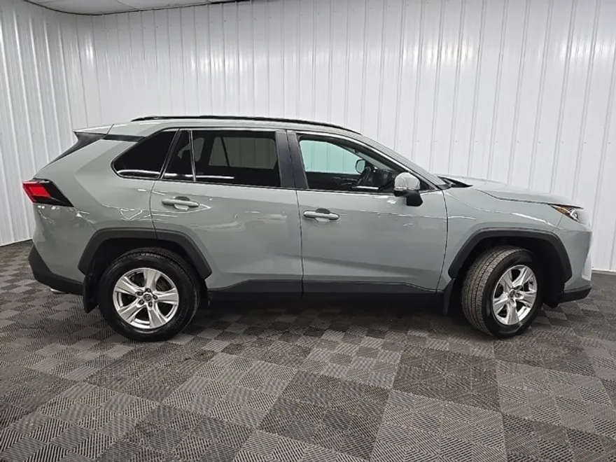 2021 Toyota RAV4 XLE photo 1