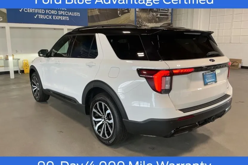 2025 Ford Explorer ST-Line photo 1