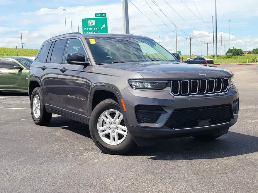 2023 Jeep Grand Cherokee Laredo photo 1
