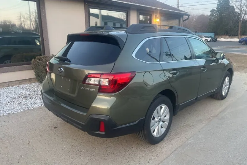 2019 Subaru Outback 2.5i Premium photo 1