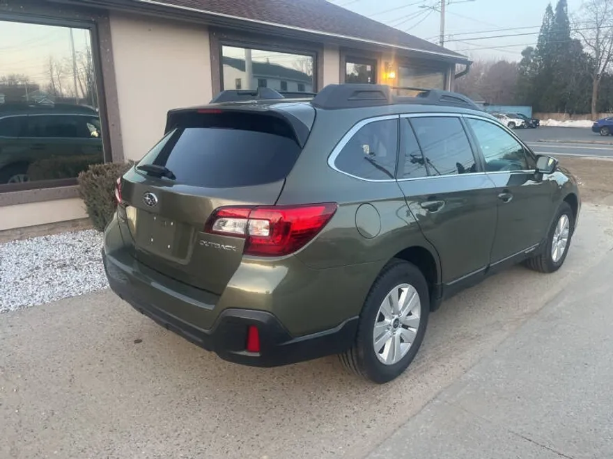 2019 Subaru Outback 2.5i Premium photo 1