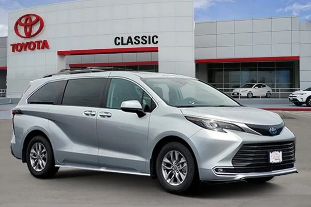 2024 Toyota Sienna XLE photo 1