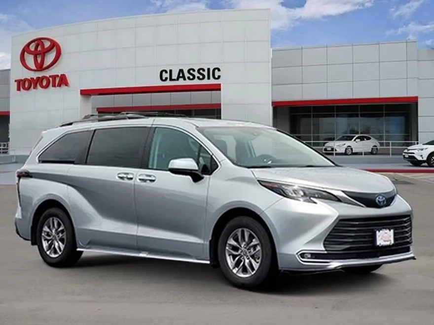 2024 Toyota Sienna XLE photo 1