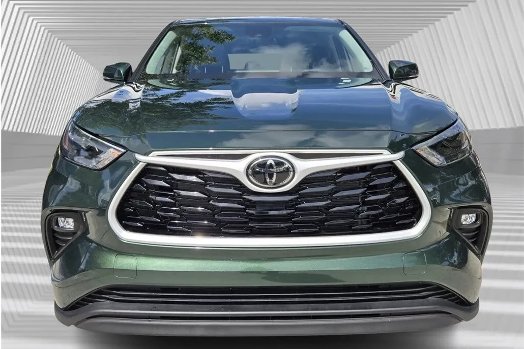 2025 Toyota Highlander LE photo 1