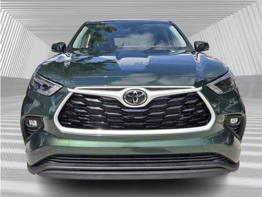 2025 Toyota Highlander LE photo 1