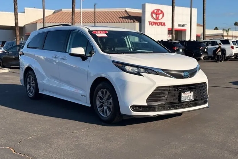 2021 Toyota Sienna LE photo 1
