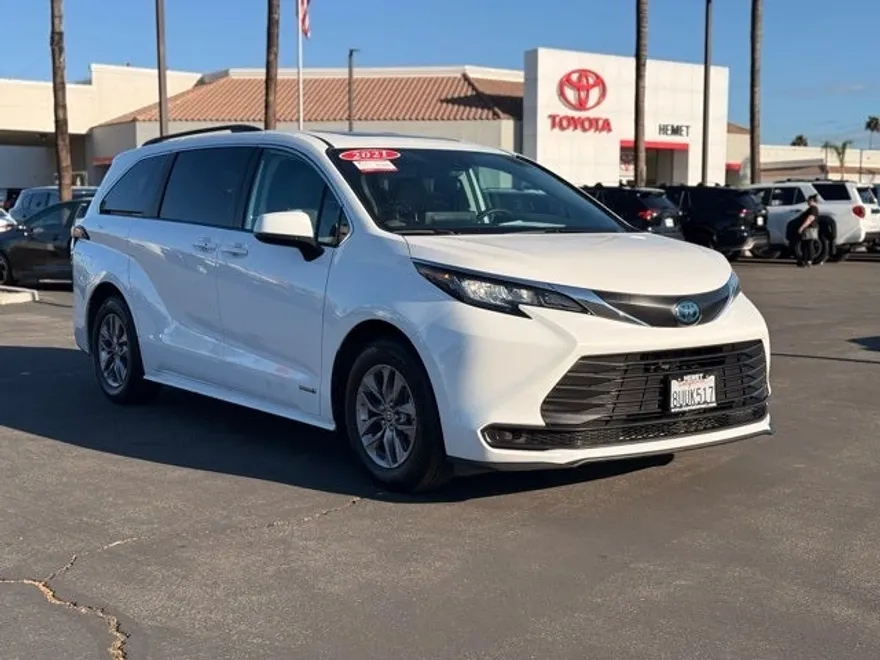 2021 Toyota Sienna LE photo 1
