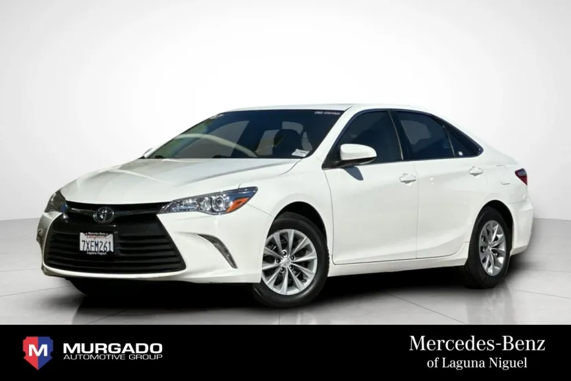2017 Toyota Camry LE photo 1