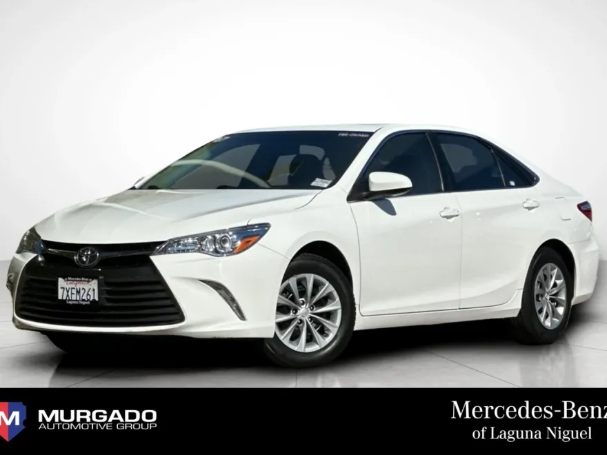 2017 Toyota Camry LE photo 1