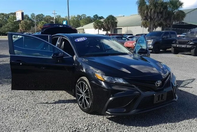 2021 Toyota Camry SE photo 1