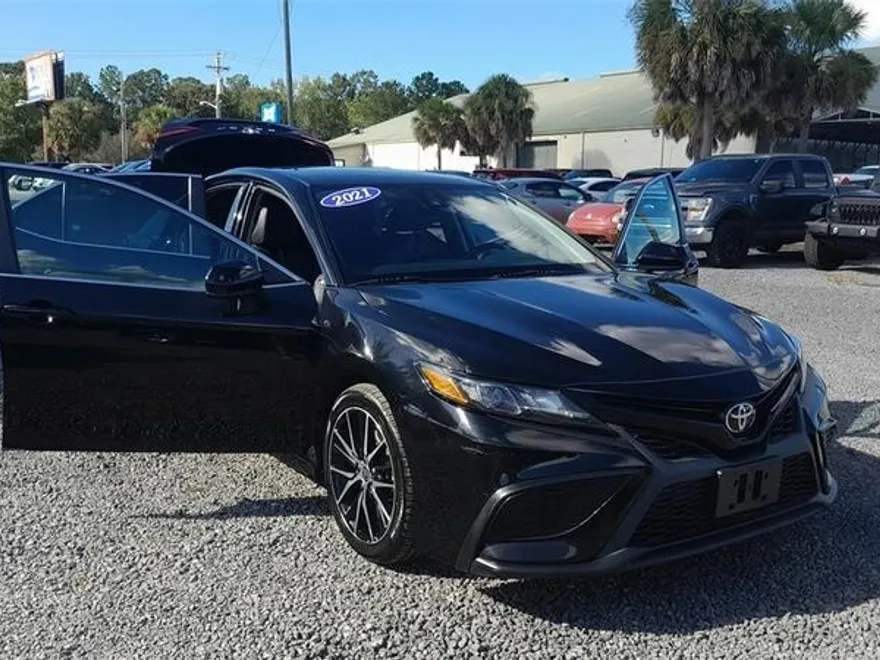 2021 Toyota Camry SE photo 1