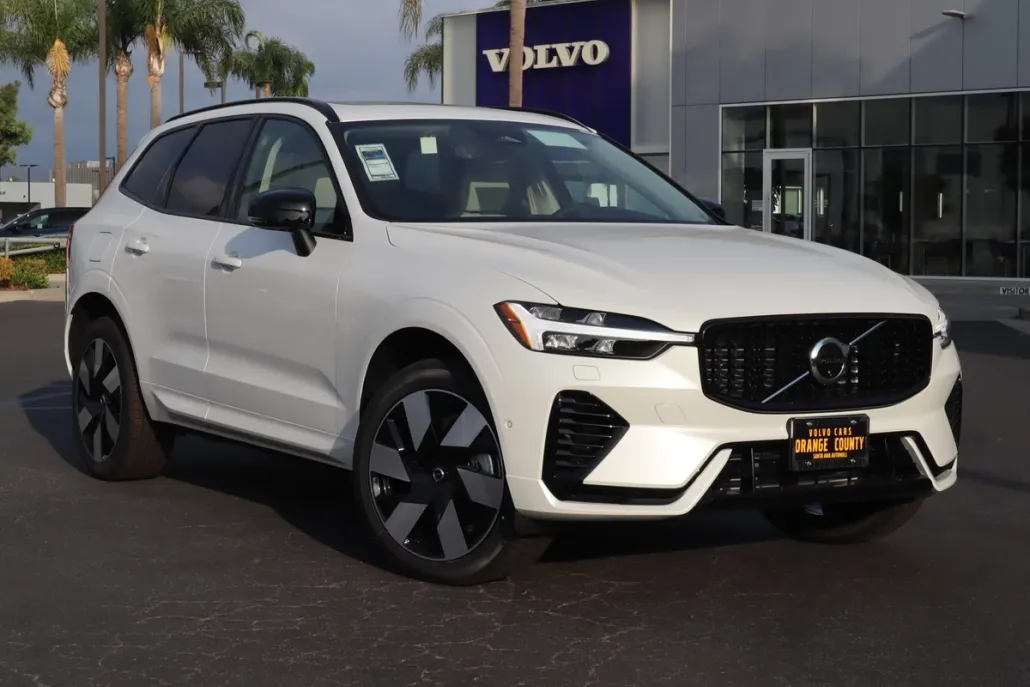 2025 Volvo XC60 T8 Plus photo 1