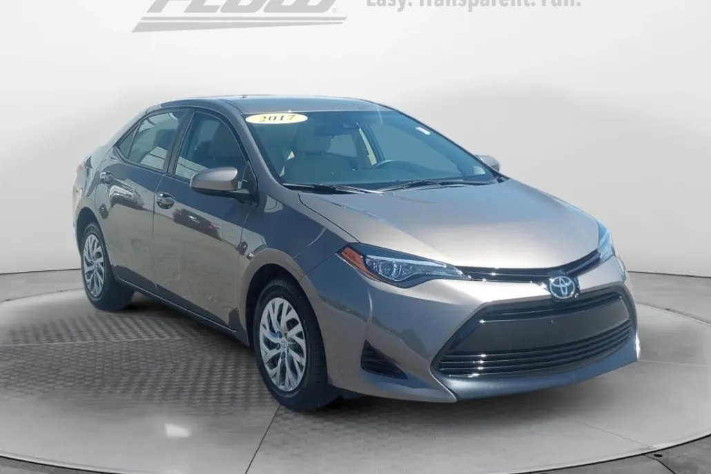 2017 Toyota Corolla LE photo 1
