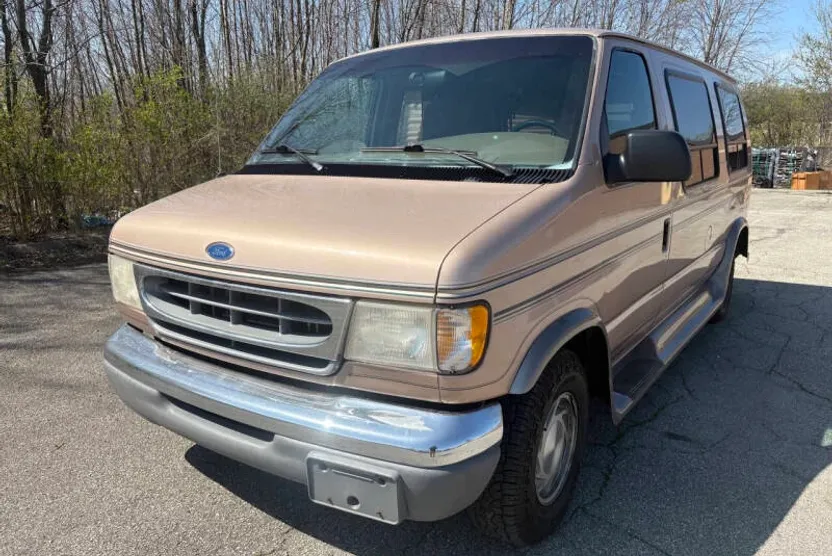1997 Ford E-150 photo 1