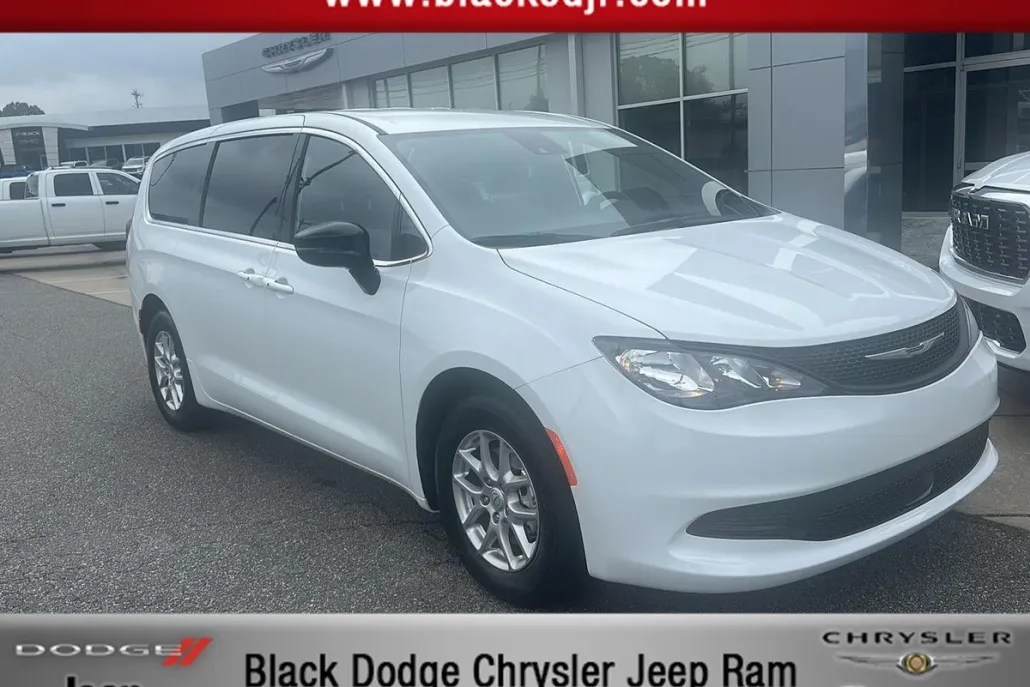 2026 Chrysler Voyager LX photo 1