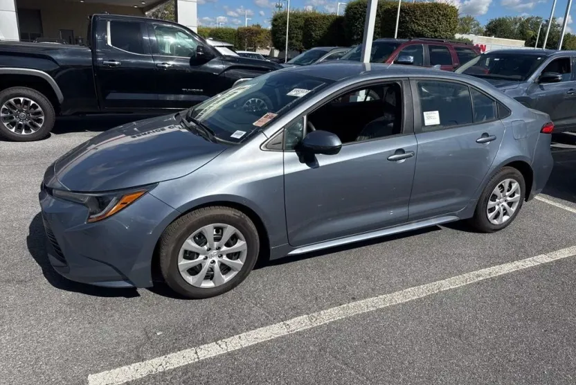 2025 Toyota Corolla LE photo 1