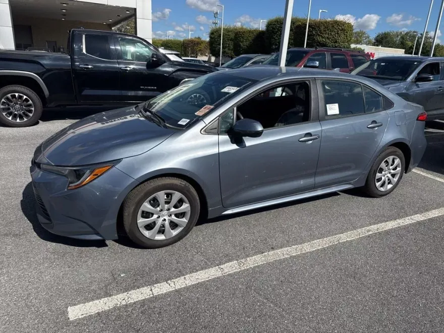 2025 Toyota Corolla LE photo 1