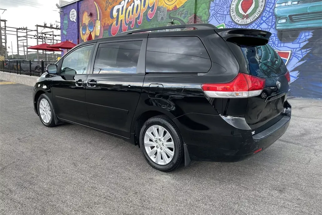 2012 Toyota Sienna LE photo 1