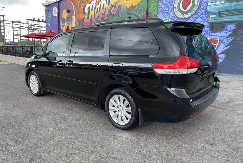 2012 Toyota Sienna LE photo 1