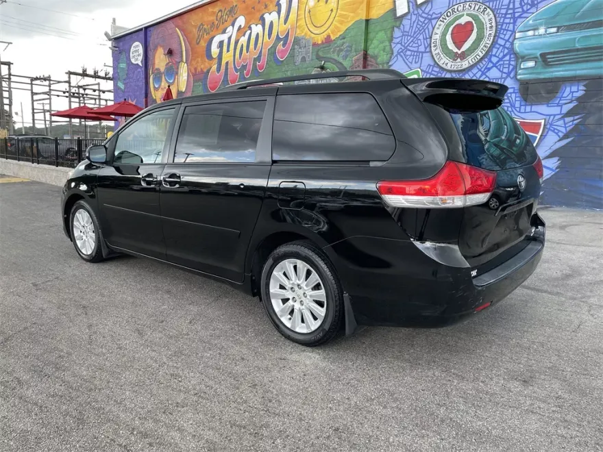 2012 Toyota Sienna LE photo 1