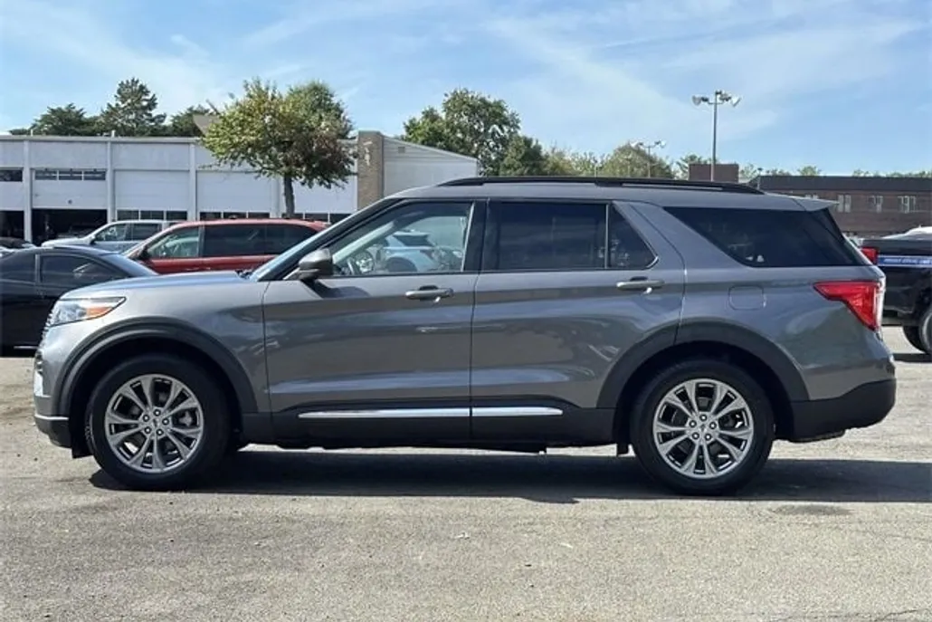 2022 Ford Explorer XLT photo 1