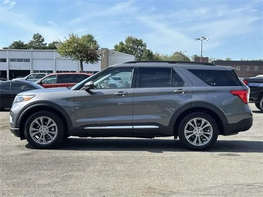 2022 Ford Explorer XLT photo 1