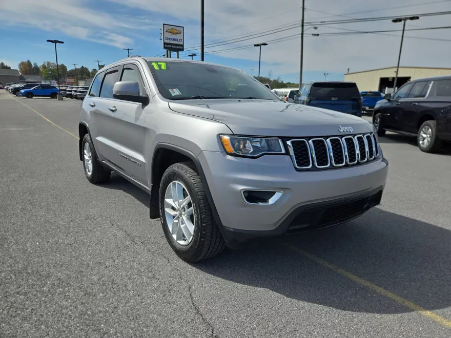 2017 Jeep Grand Cherokee Laredo photo 1