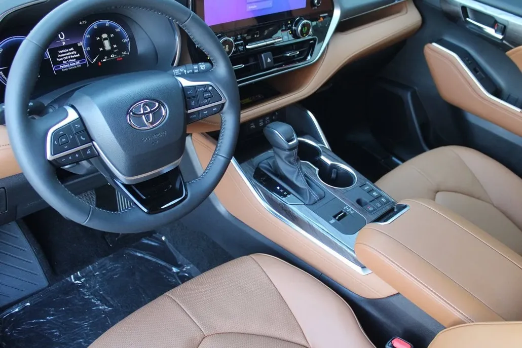 2025 Toyota Highlander Platinum photo 1