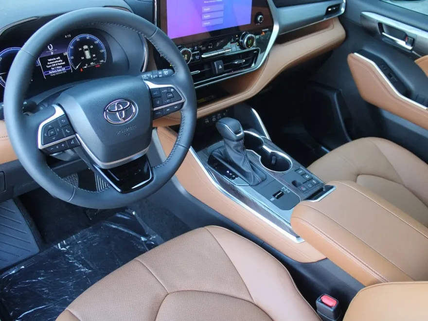 2025 Toyota Highlander Platinum photo 1