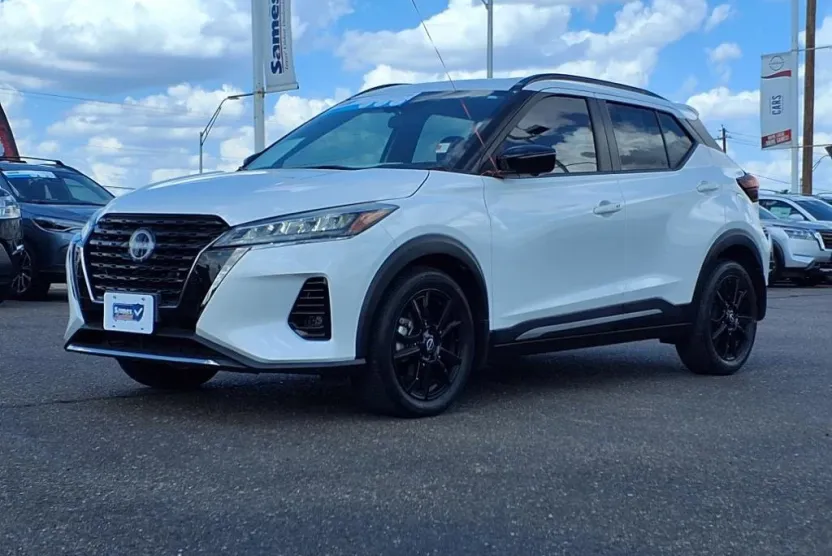 2023 Nissan Kicks SR photo 1