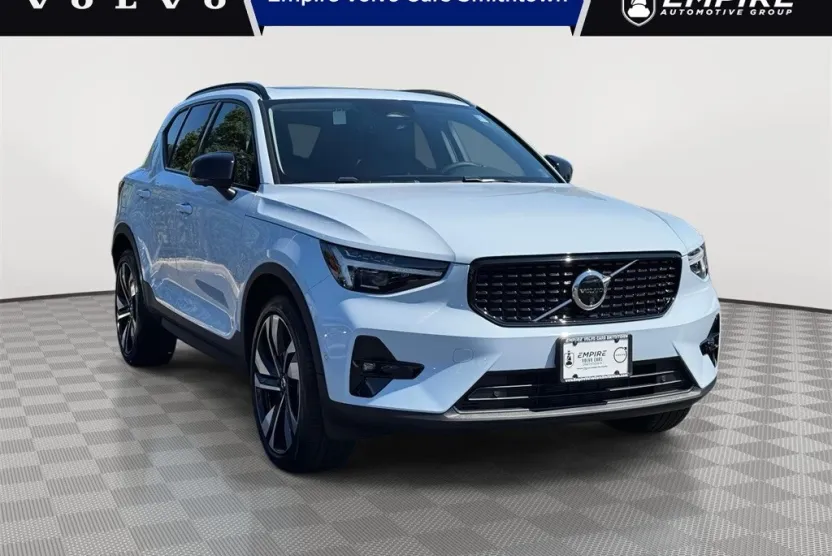 2025 Volvo XC40 Plus photo 1