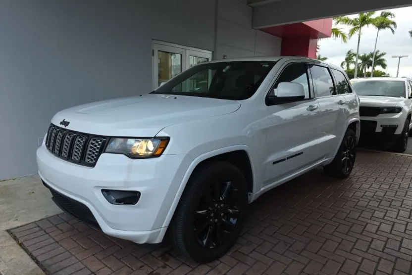 2021 Jeep Grand Cherokee Laredo X photo 1
