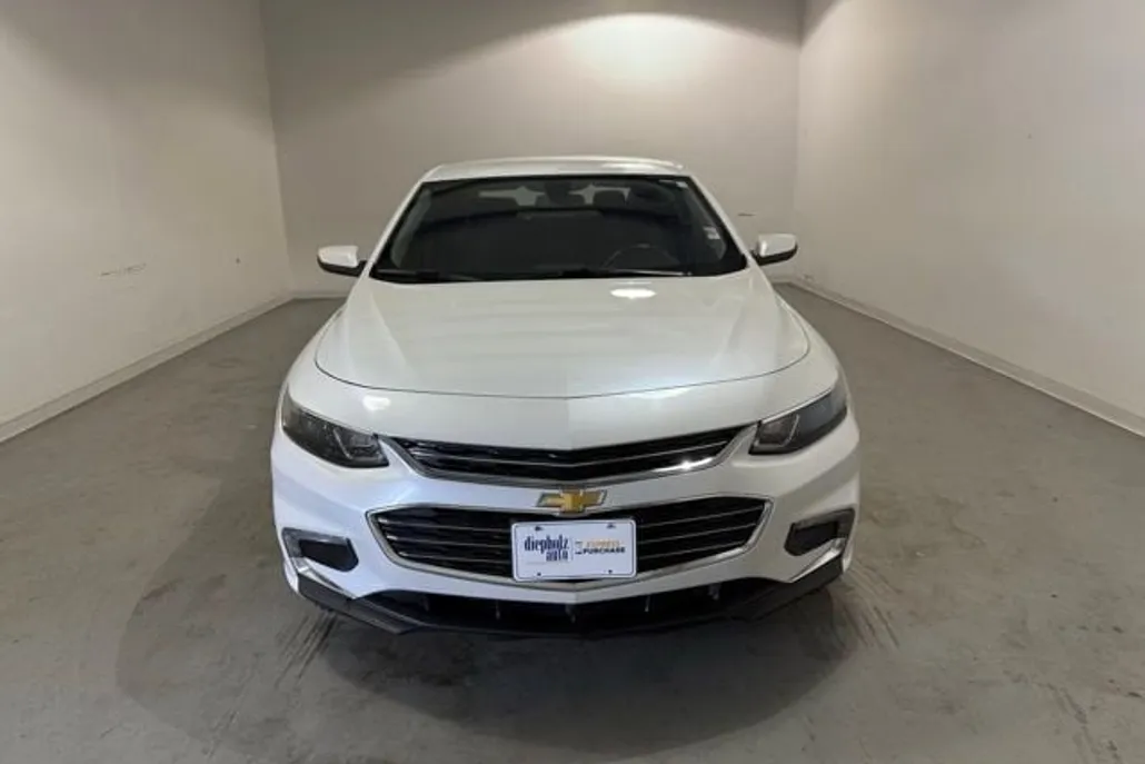 2017 Chevrolet Malibu 1LT photo 1