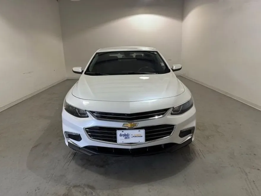 2017 Chevrolet Malibu 1LT photo 1