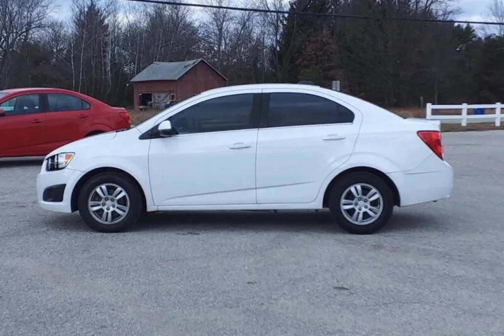 2016 Chevrolet Sonic LT photo 1