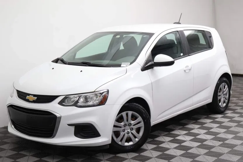 2017 Chevrolet Sonic LT photo 1