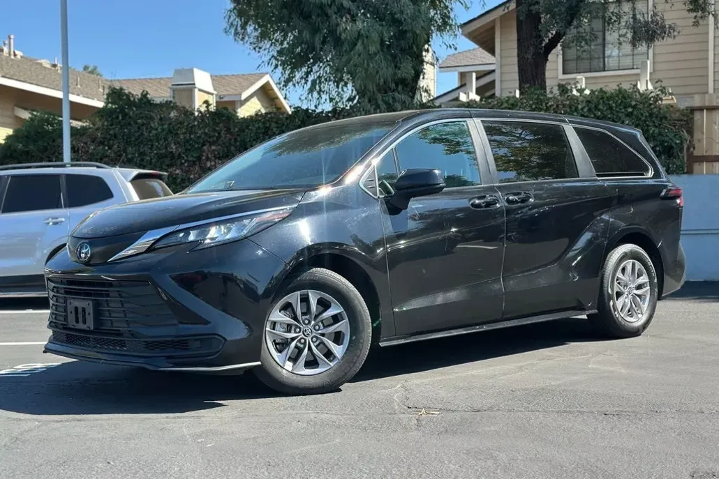 2023 Toyota Sienna LE photo 1