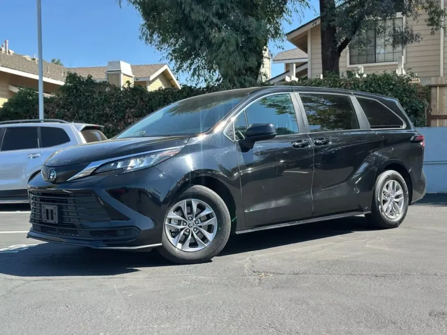 2023 Toyota Sienna LE photo 1