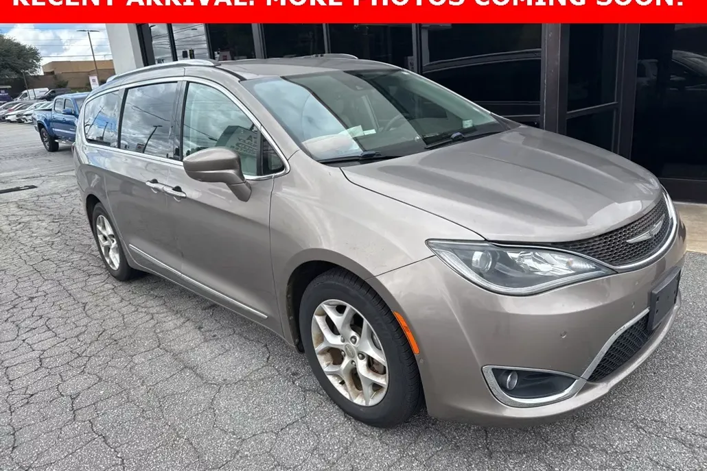 2017 Chrysler Pacifica Touring Plus photo 1