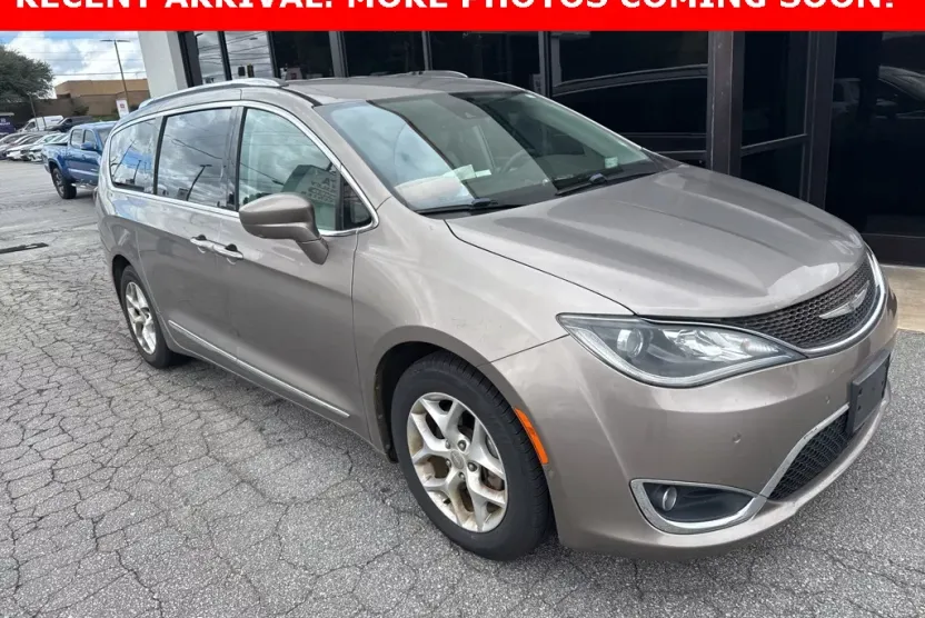 2017 Chrysler Pacifica Touring Plus photo 1