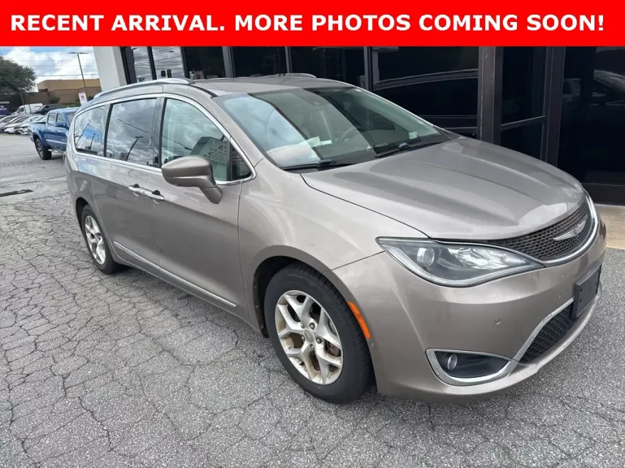 2017 Chrysler Pacifica Touring Plus photo 1