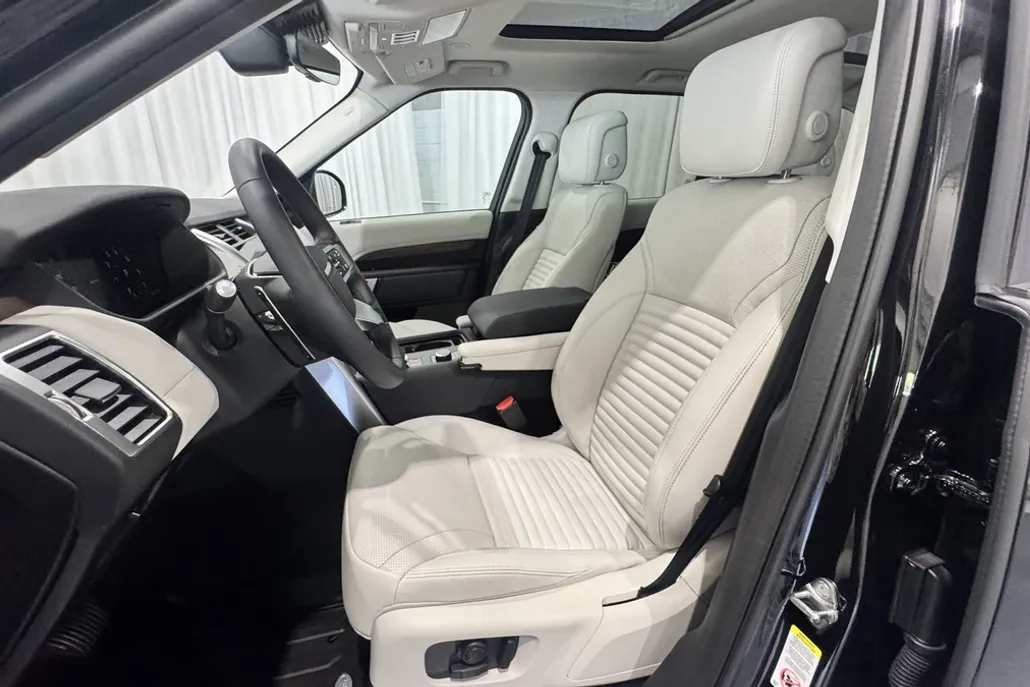 2024 Land Rover Discovery S photo 1