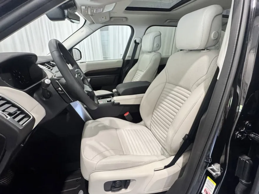 2024 Land Rover Discovery S photo 1