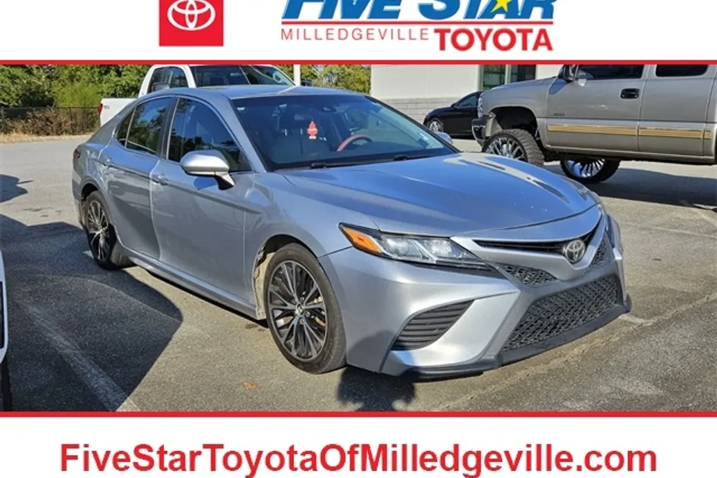 2018 Toyota Camry SE photo 1