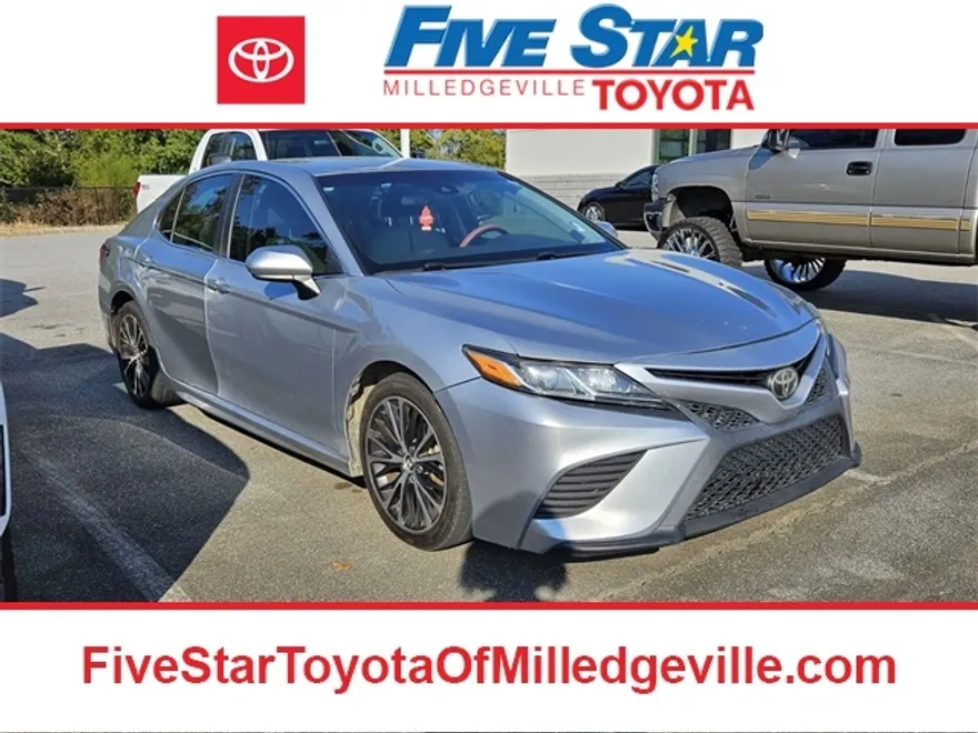 2018 Toyota Camry SE photo 1