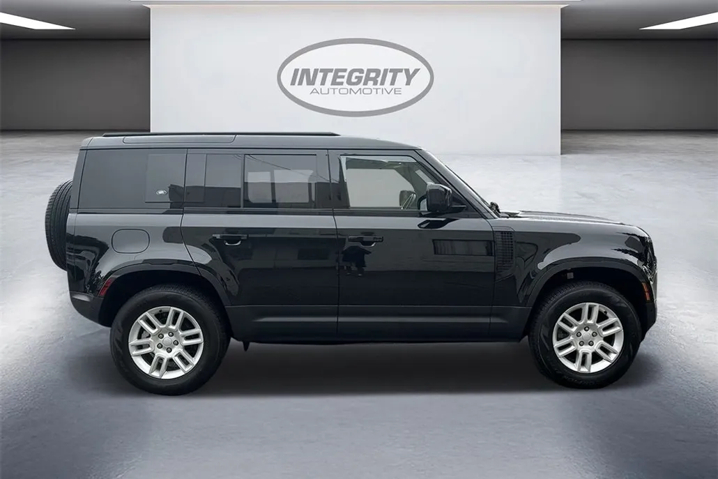 2023 Land Rover Defender 110 S photo 1
