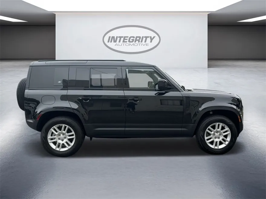 2023 Land Rover Defender 110 S photo 1