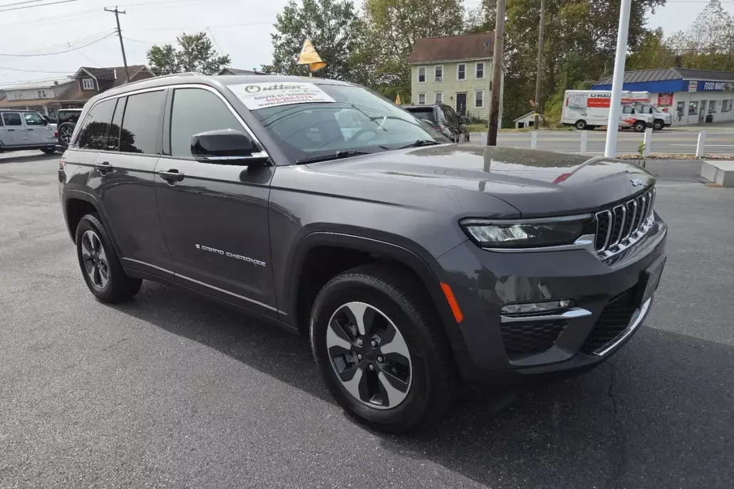 2023 Jeep Cherokee Base photo 1
