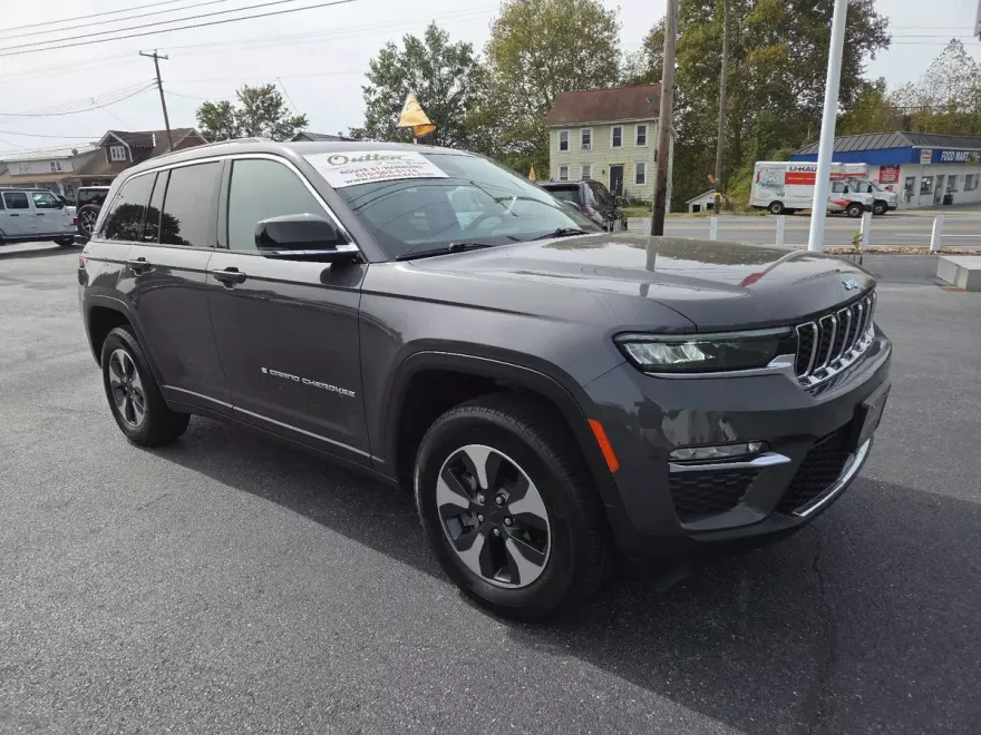 2023 Jeep Cherokee Base photo 1