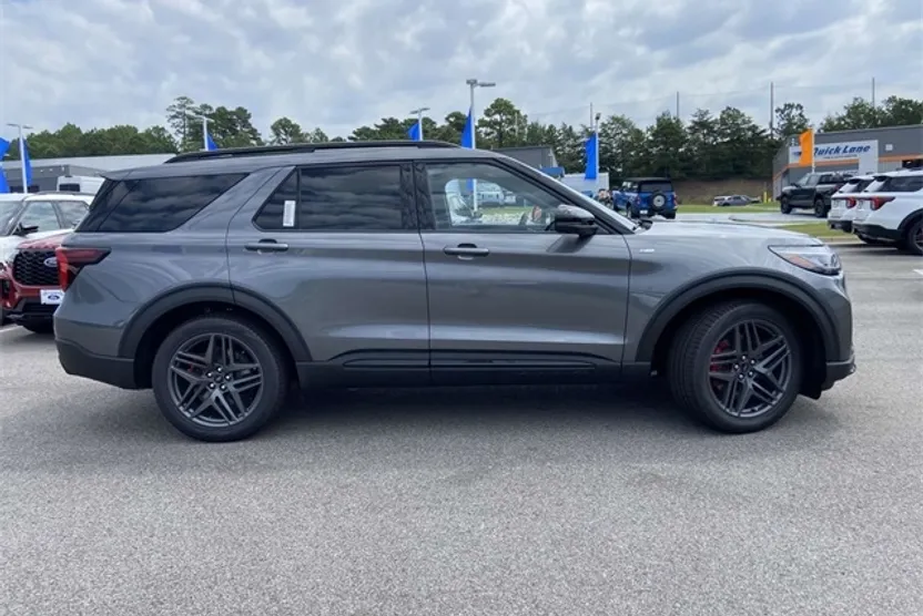 2025 Ford Explorer ST-Line photo 1